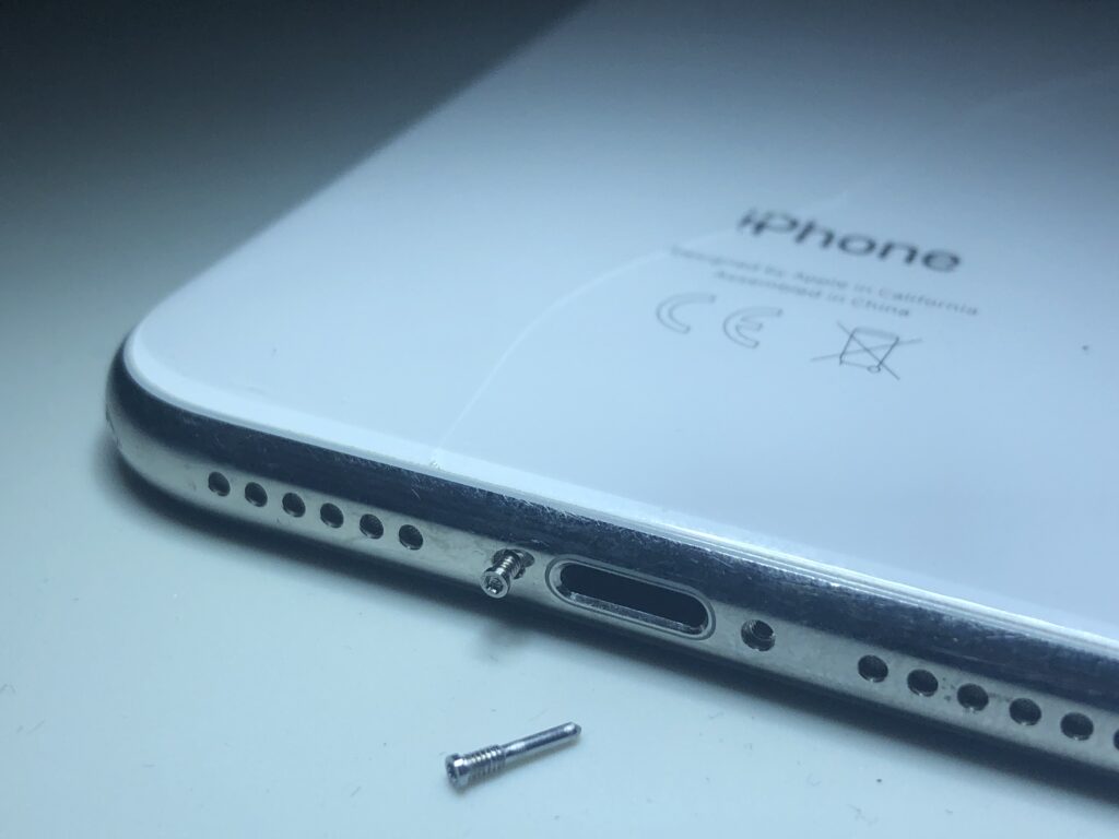 Smartphone Defekte Unterseite Ladeport mit Schrauben