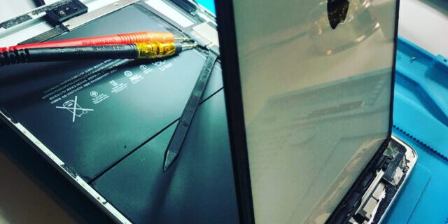 iPad geöffnet mit defektem Akku